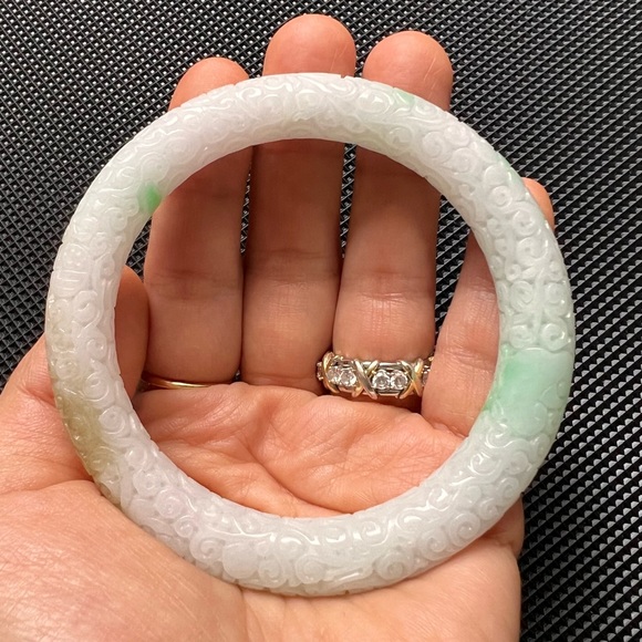 💚💯Authentic unique traditional style carved white Jade bangle translucent - Picture 14 of 14